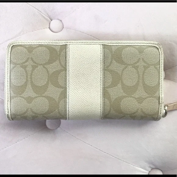 COACH ACCORDION WALLET - Picture 2 of 16